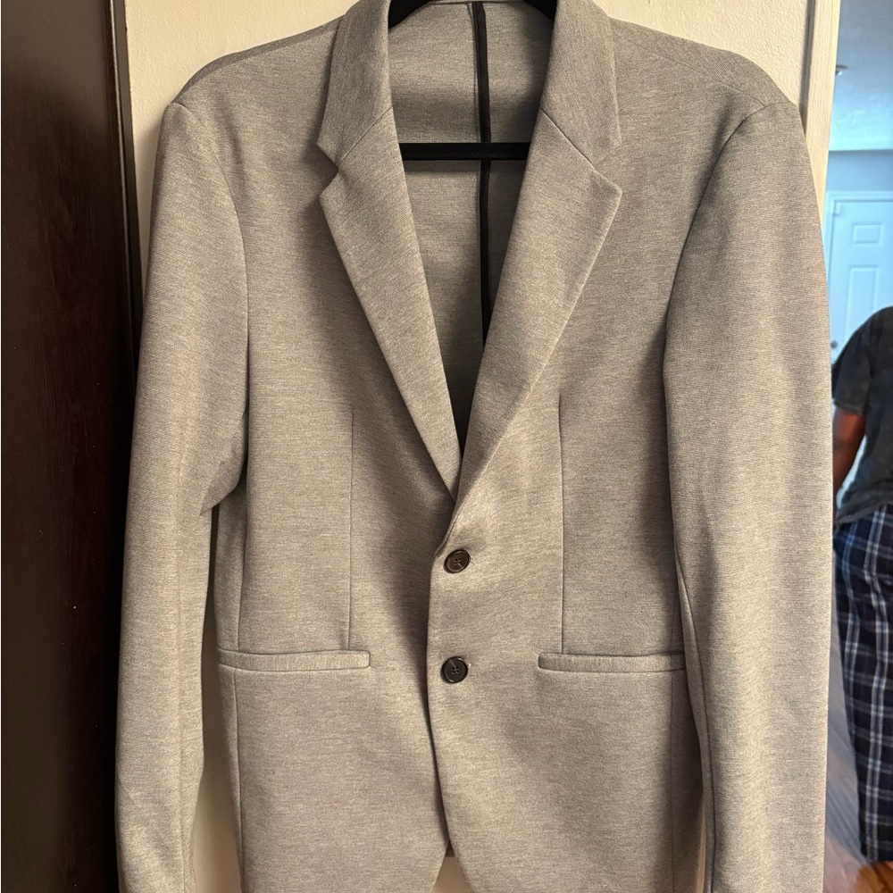 Gray Sport Coat with Notched Lapel and Modern Cut